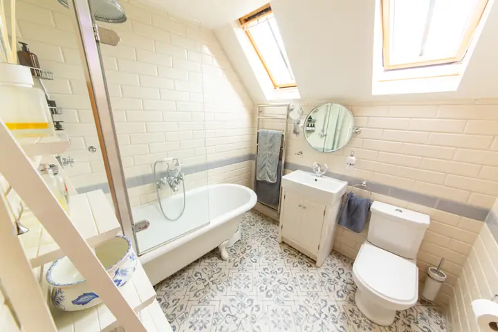 Bathroom with roll-top bath